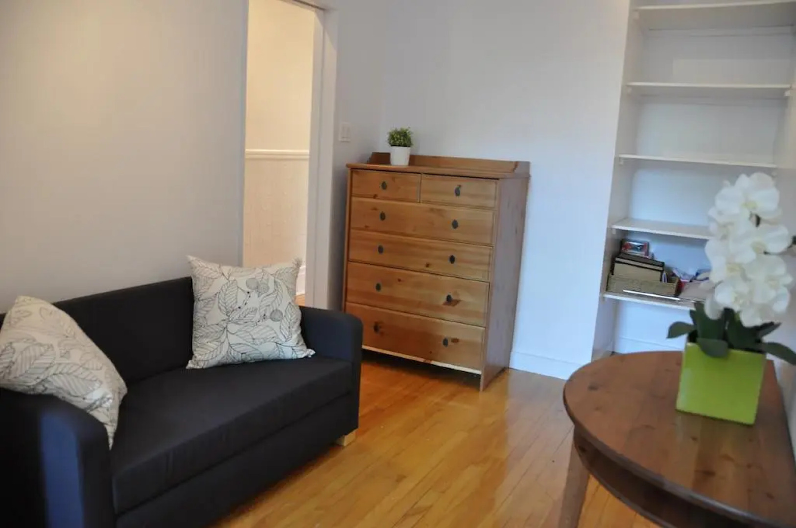 Le Laurier Cottage by HomeInMontreal