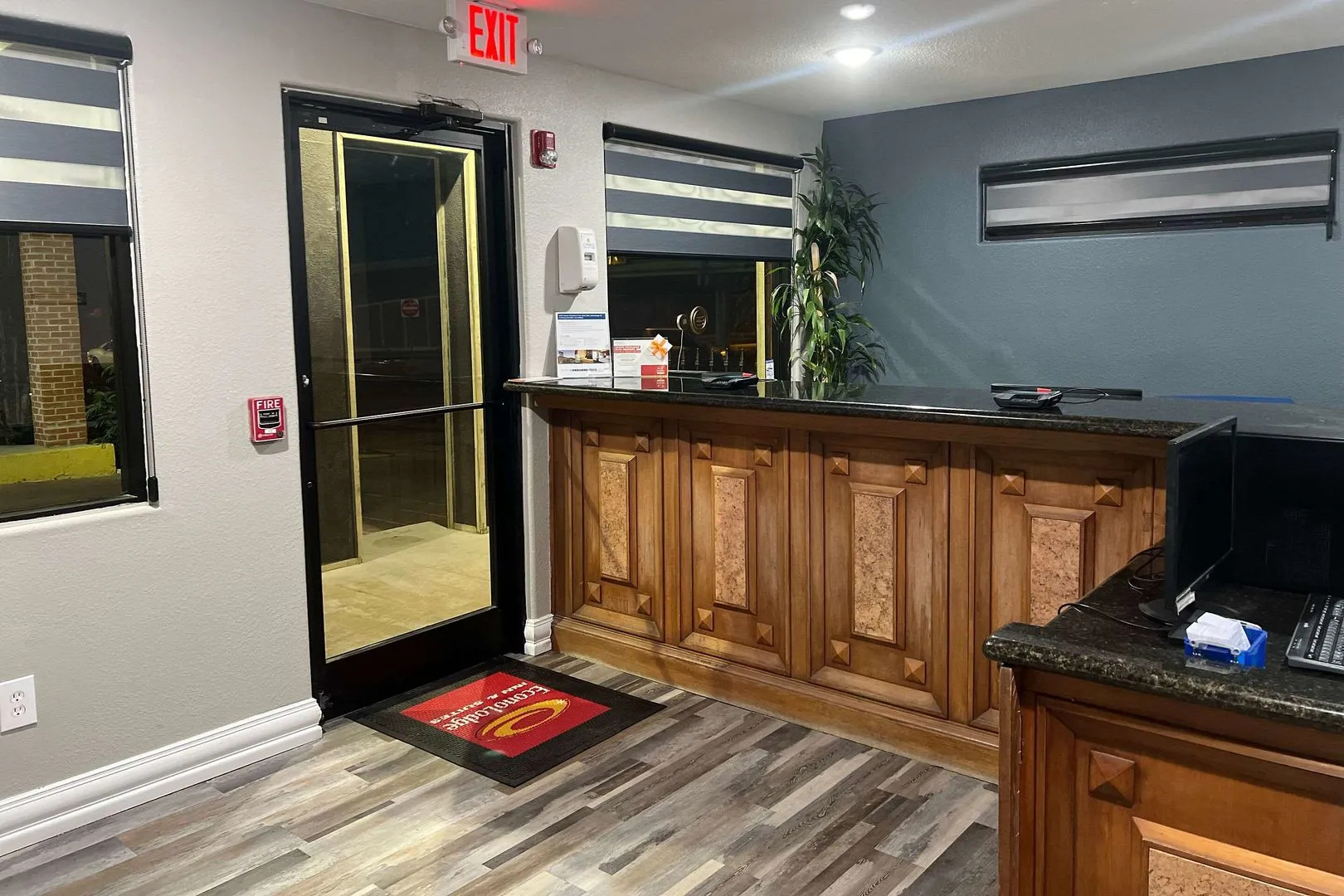 Econo Lodge Inn & Suites