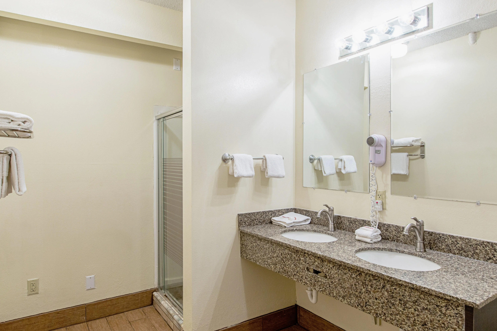 Red Roof Inn & Suites Omaha - Council Bluffs