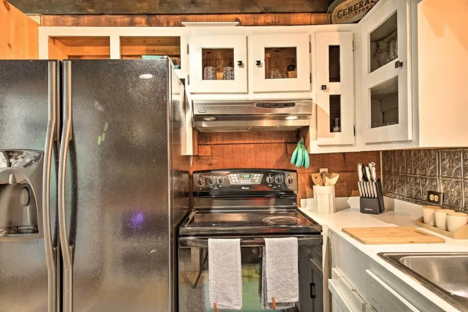 Charming Blue Ridge Mountain Cabin w/ Hot Tub