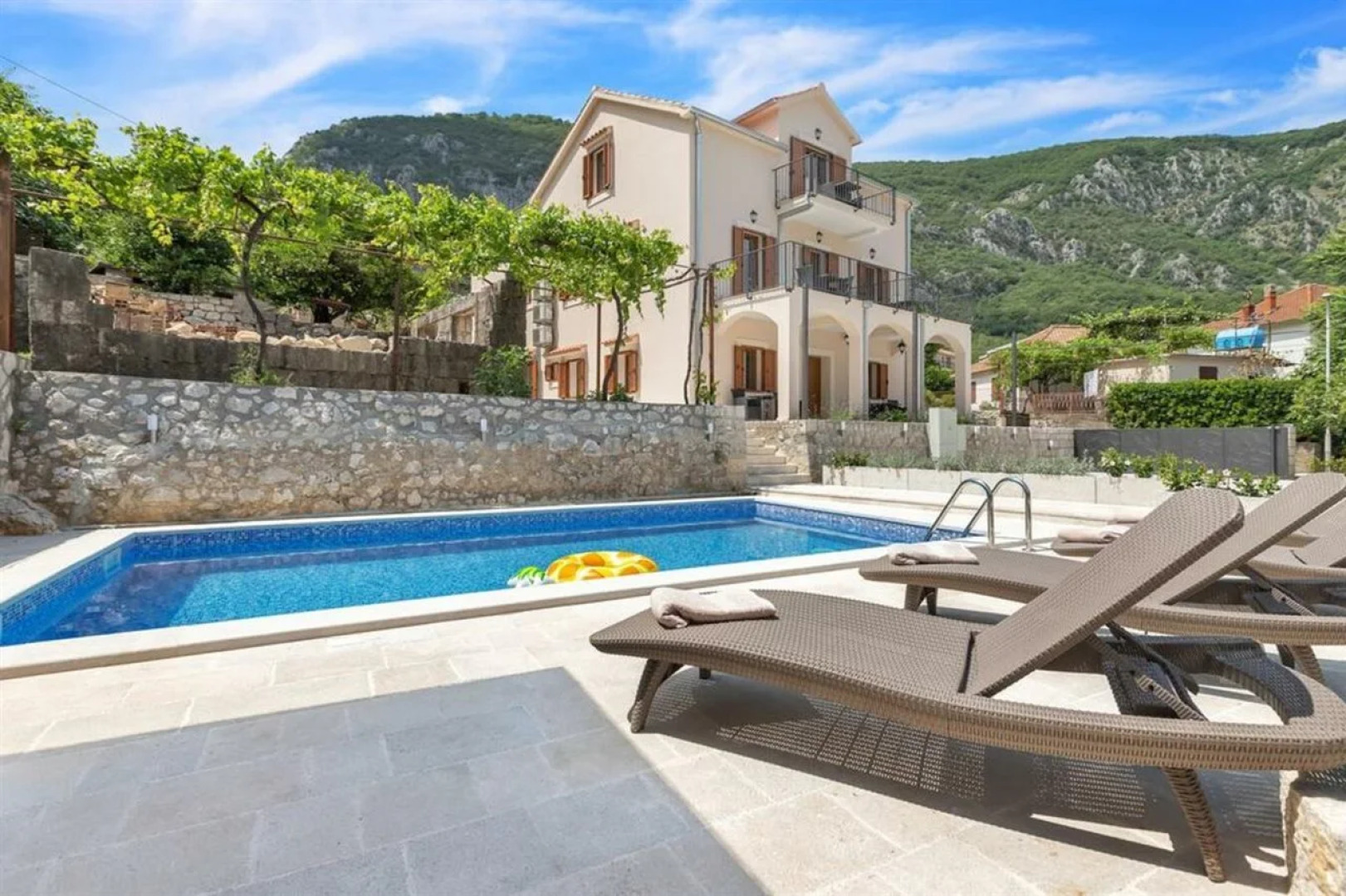 Apartments Mezini 11