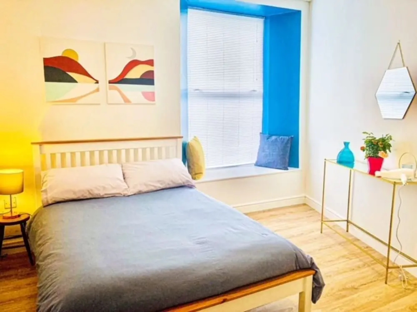 Stunning Renovated & Spacious 2 BR - 100m to Beach