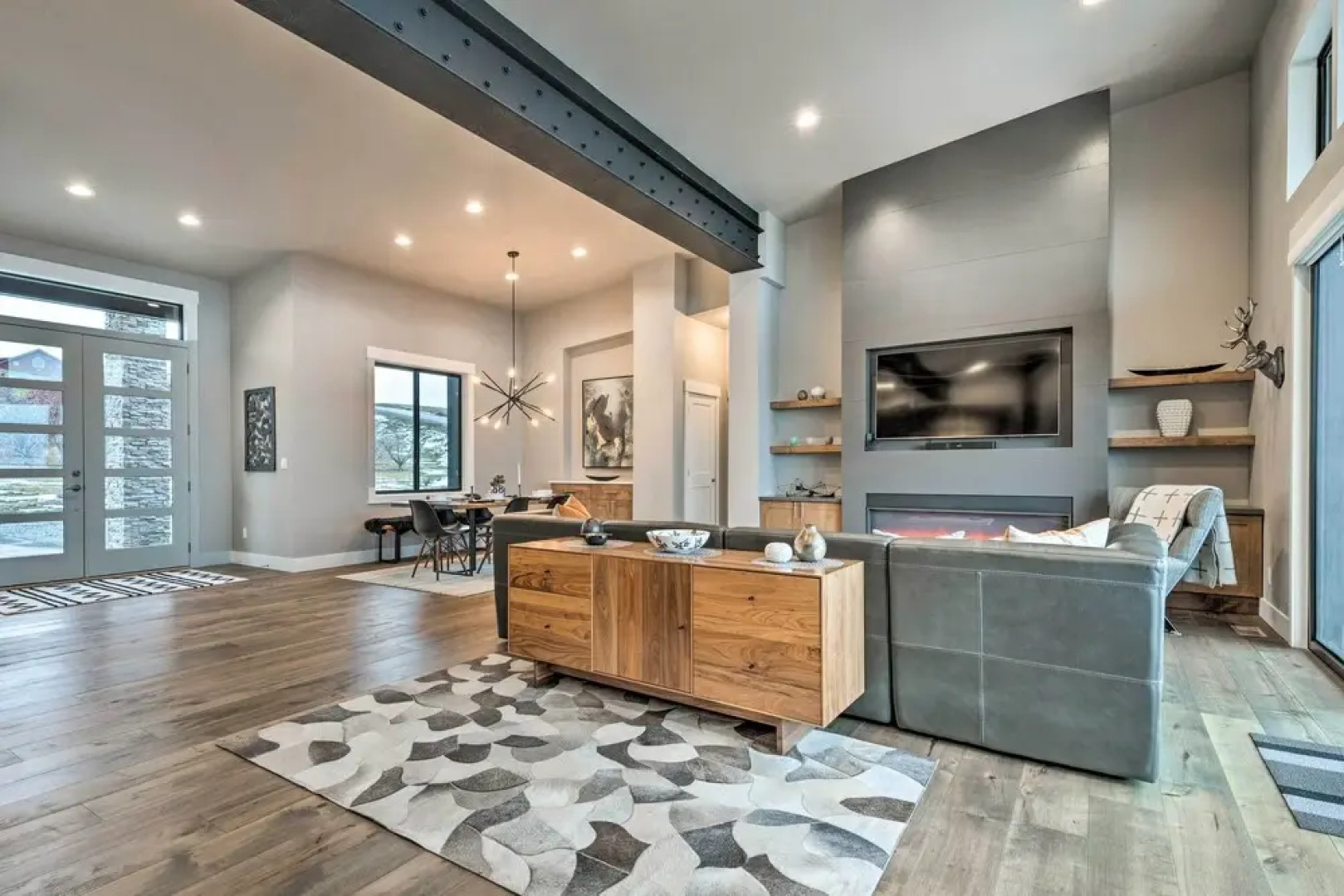 Lavish Lake Chelan Escape: Pool & Panoramic Views