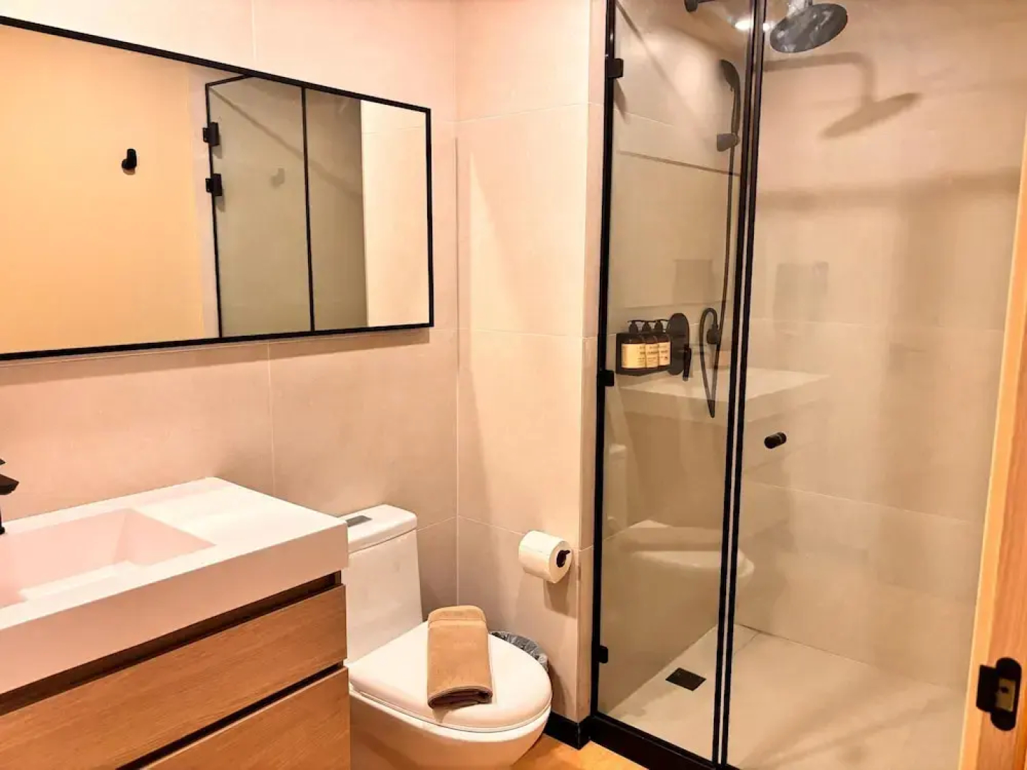 BEE Suites San José - Santa Ana