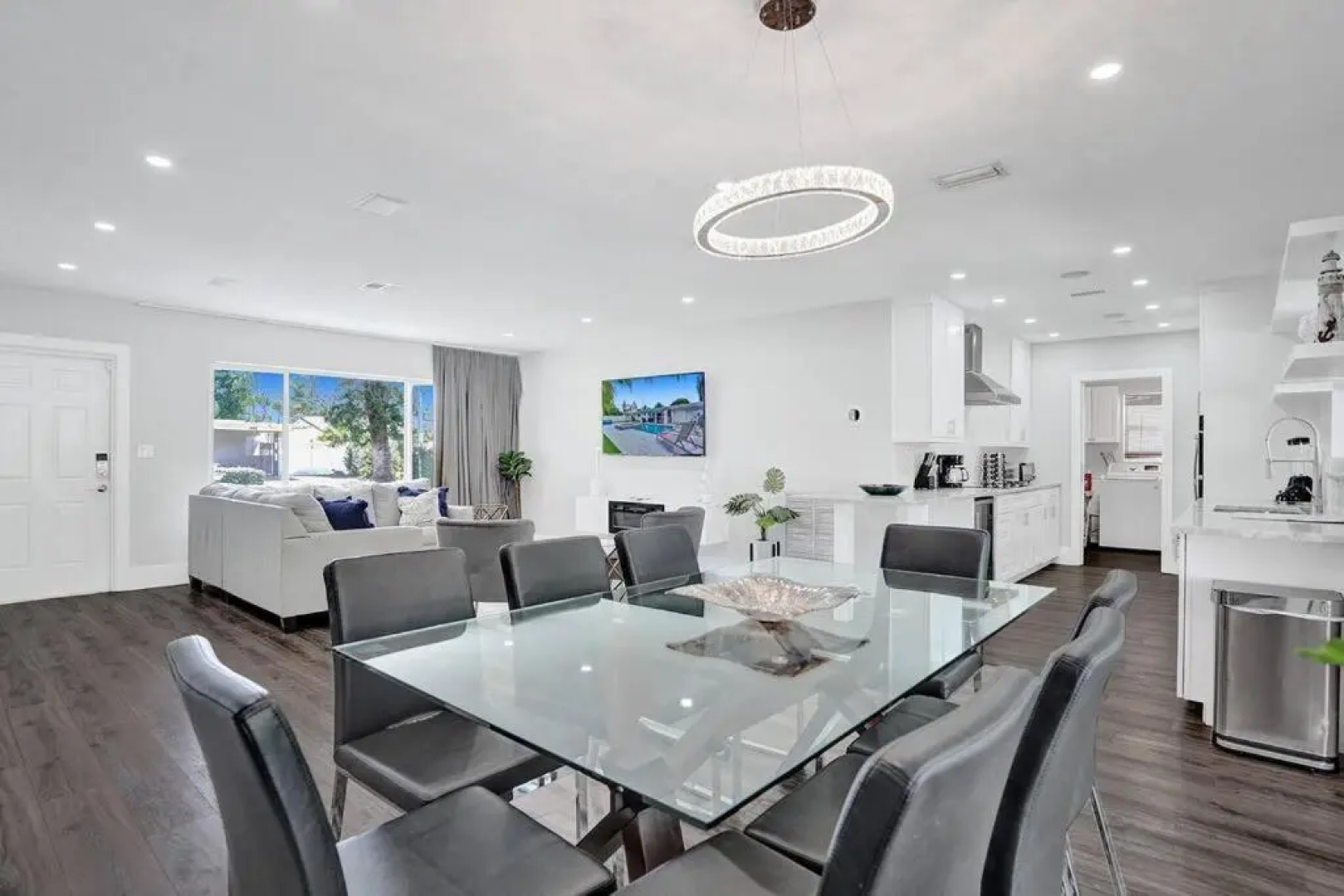 Stunning 4 Bedrm New Pool+Jacuzzi 1 Mile to Beach