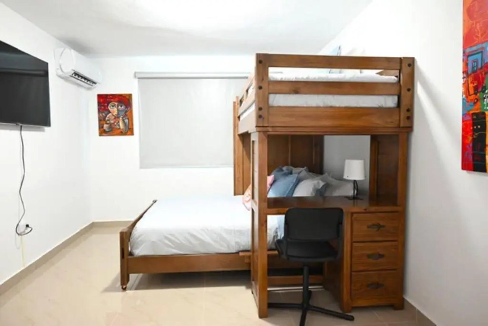 NEW Remodeled pool house 2 minutes from beach