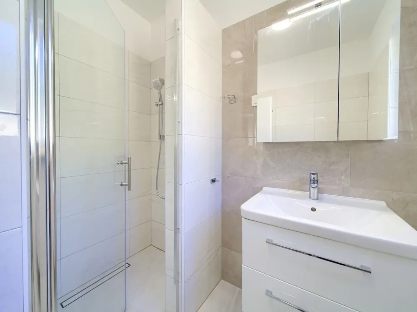 Villa in Cres With Sea Views & Pool