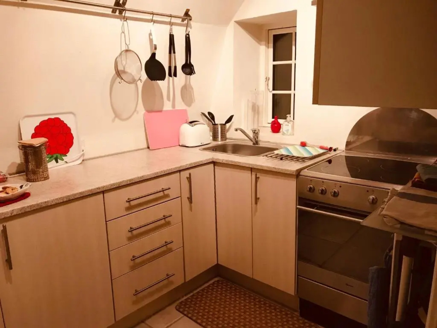 Centralt i Gentofte i 2 plan, ved S-Tog og busser