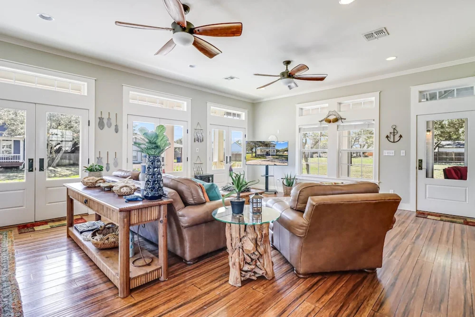 The James Pearl 4 Bedroom Home by RedAwning