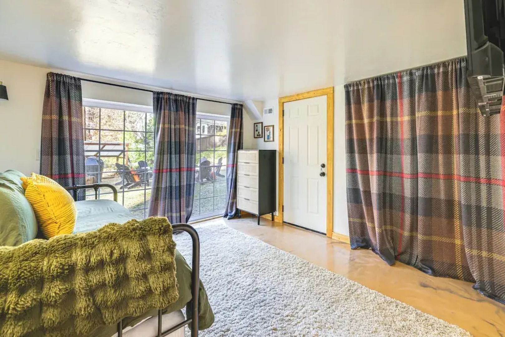 Walk to Golf, Lake: Twain Harte Cabin w/ Fireplace