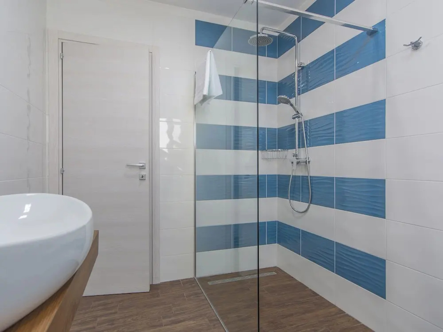 Modern House With Pool and Beautiful Landscaped Environment in a Quiet Location