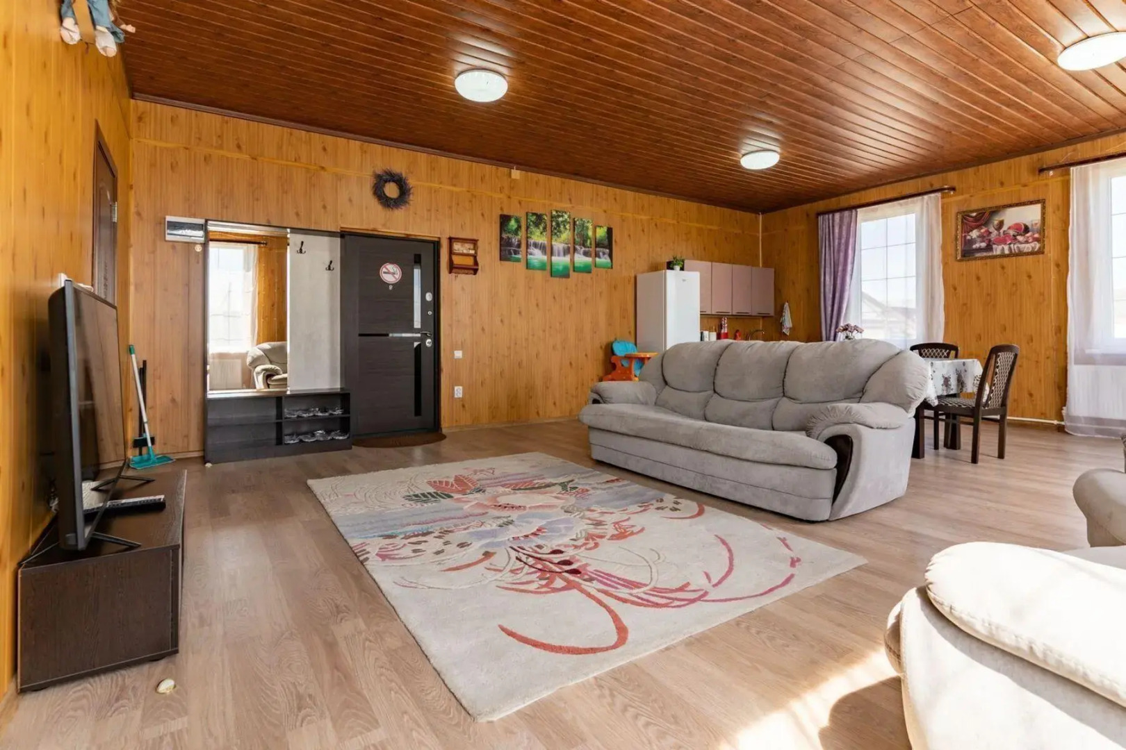 West House (Вест Хаус) с бассейном и сауной