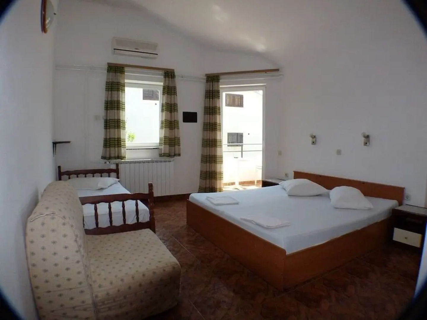 Hotel Hilde Yellow House