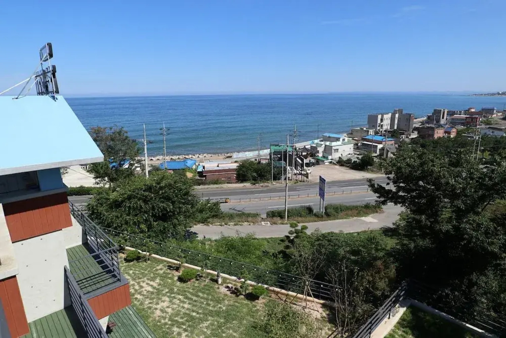 Blue Road Town Pension-Crystal