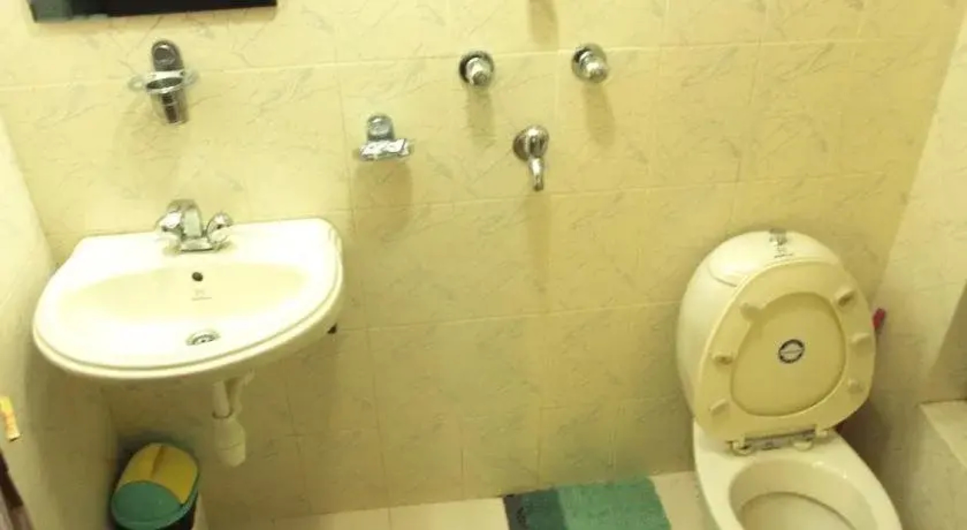 Vajra Guest House & Restaurant