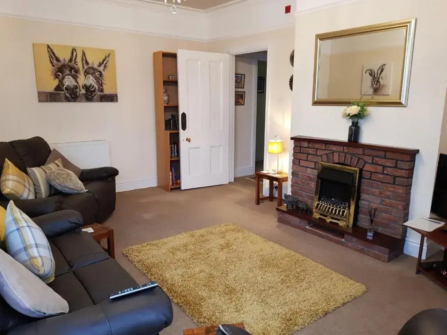 Spacious & Cozy Mid Wales Town Centre Apartment, With Bike Storage