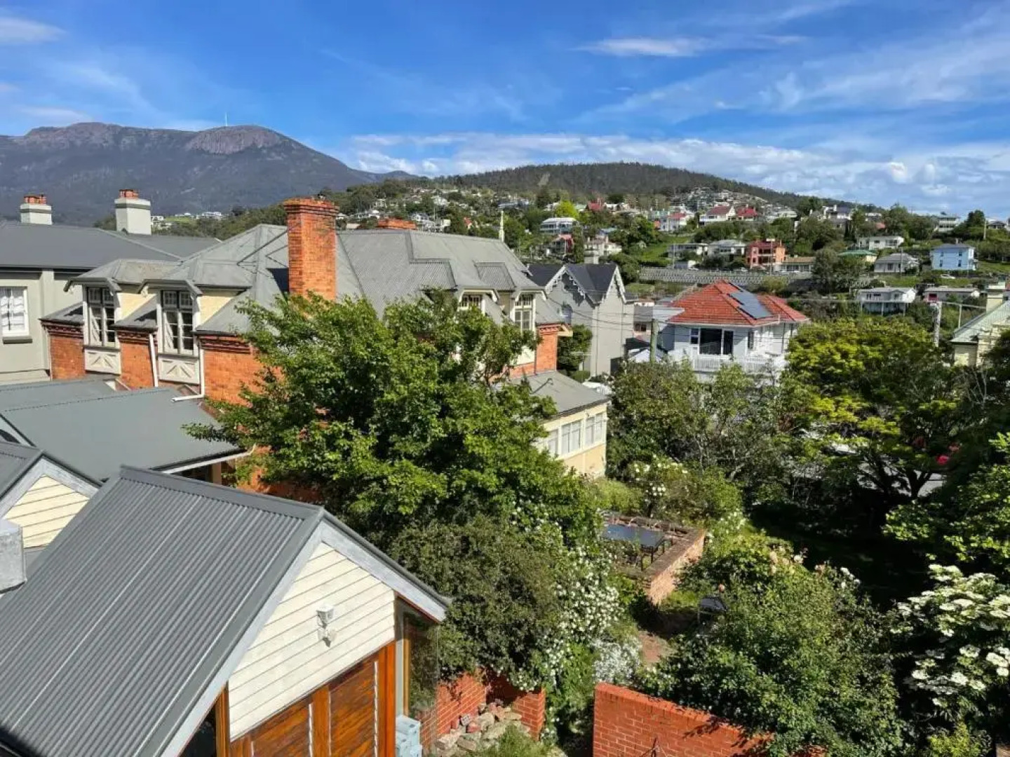 Lowena Cafe and Accommodation