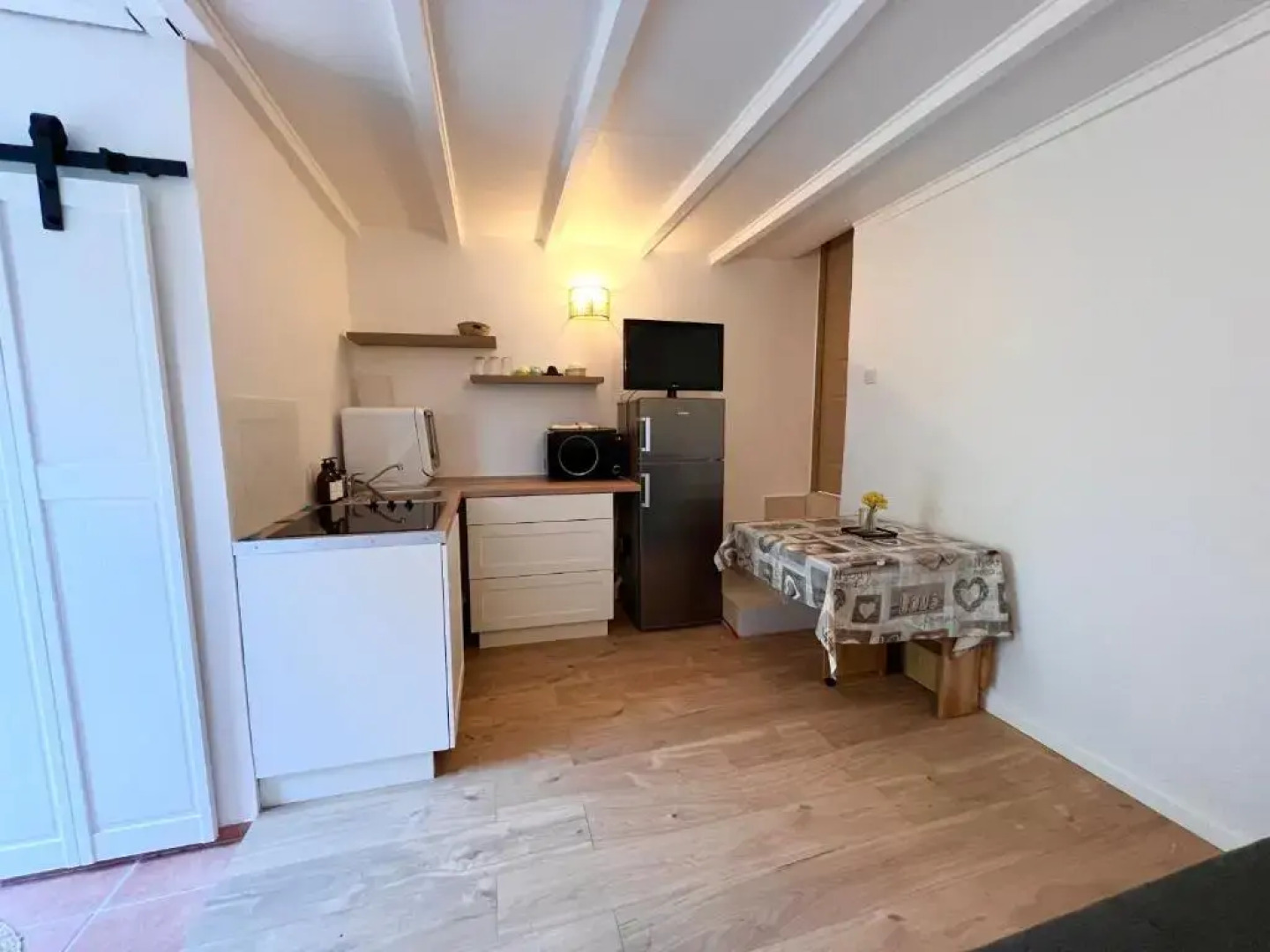 T2 avec terrasse arborée proche LOURMARIN