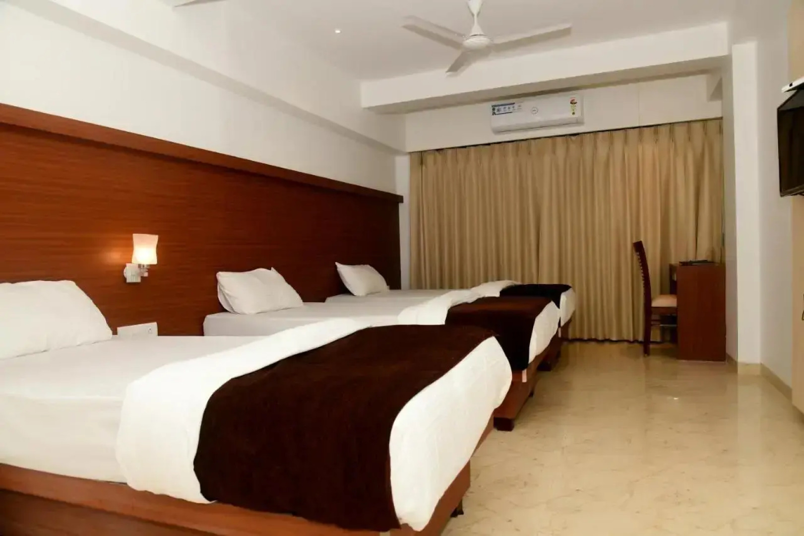 Hotel Monarch Center Point near Dahanu Beach, Bordi