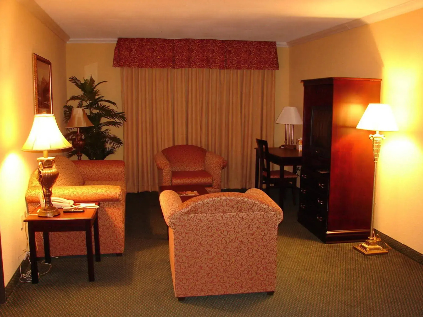Econo Lodge Inn & Suites