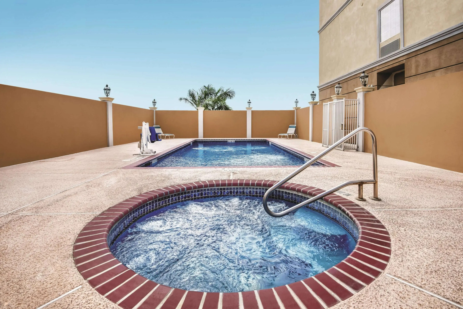 La Quinta Inn & Suites by Wyndham Mercedes Outlet Mall