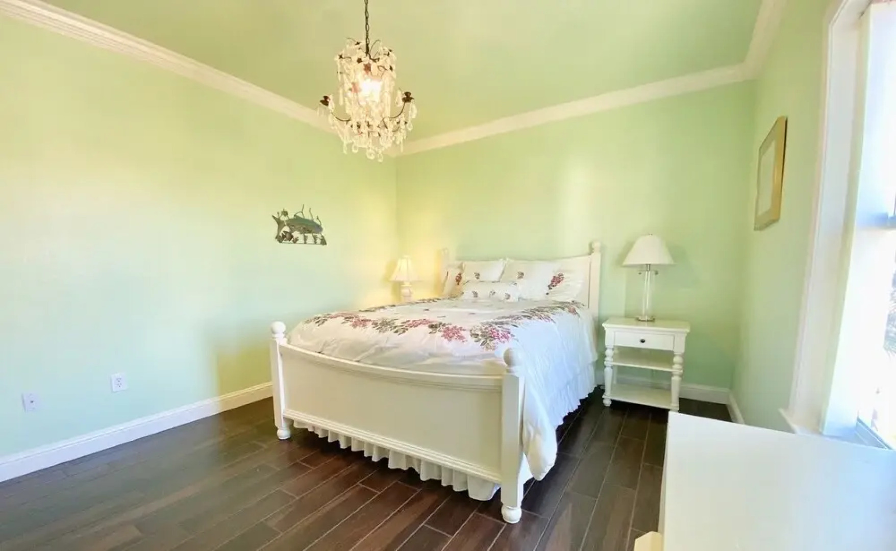 1 Driftwood 4 Bedroom Home by Redawning