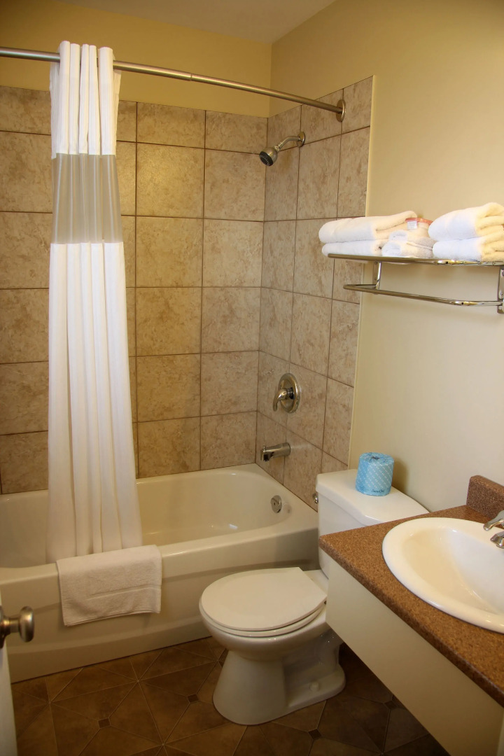 Carleton Inn and Cottages