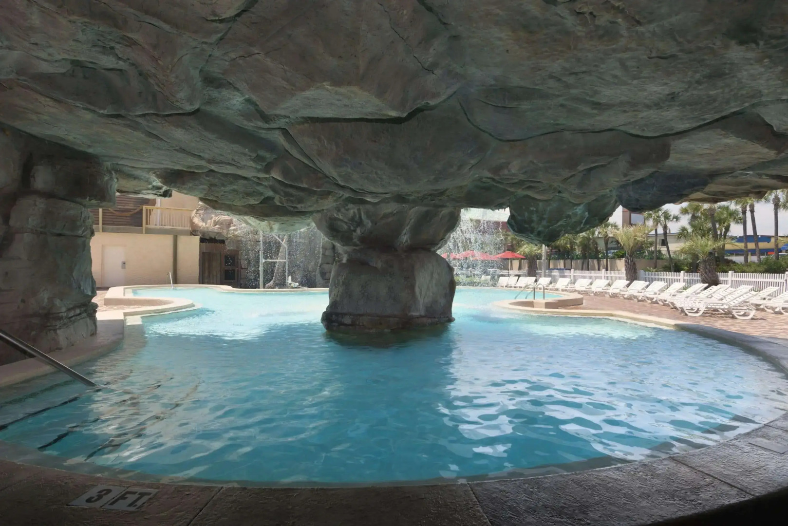 Days Inn by Wyndham Panama City Beach/Beachfront Resort