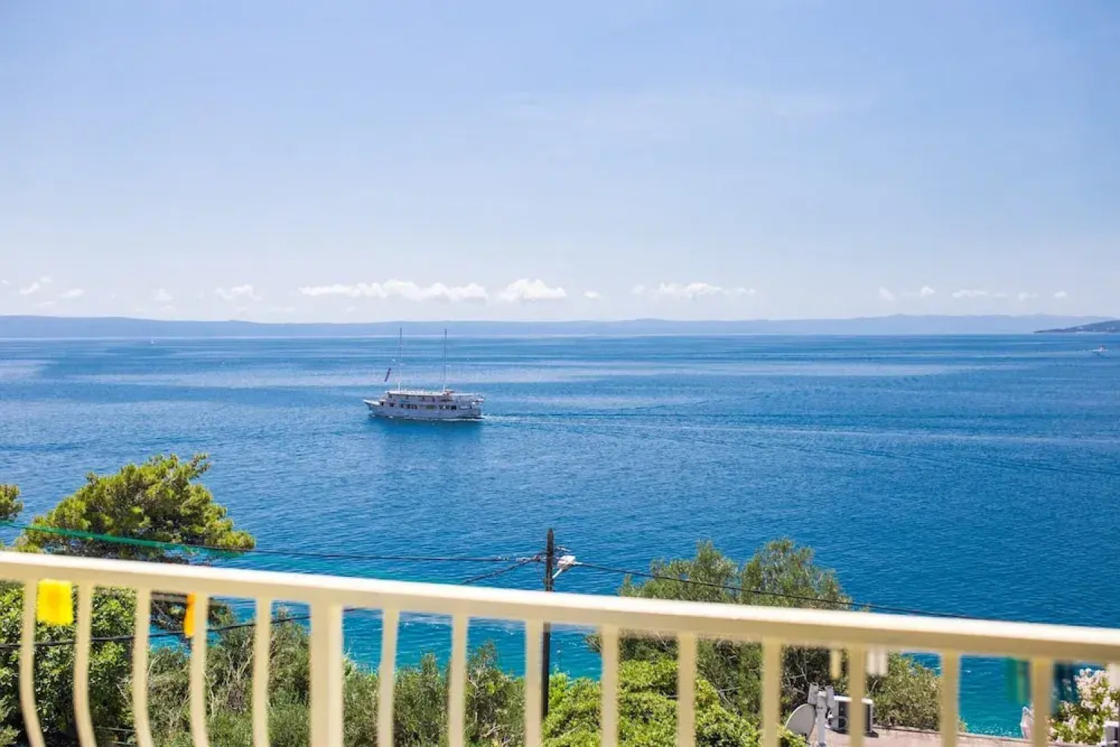 Apt Next to the Beach w Balcony and sea View