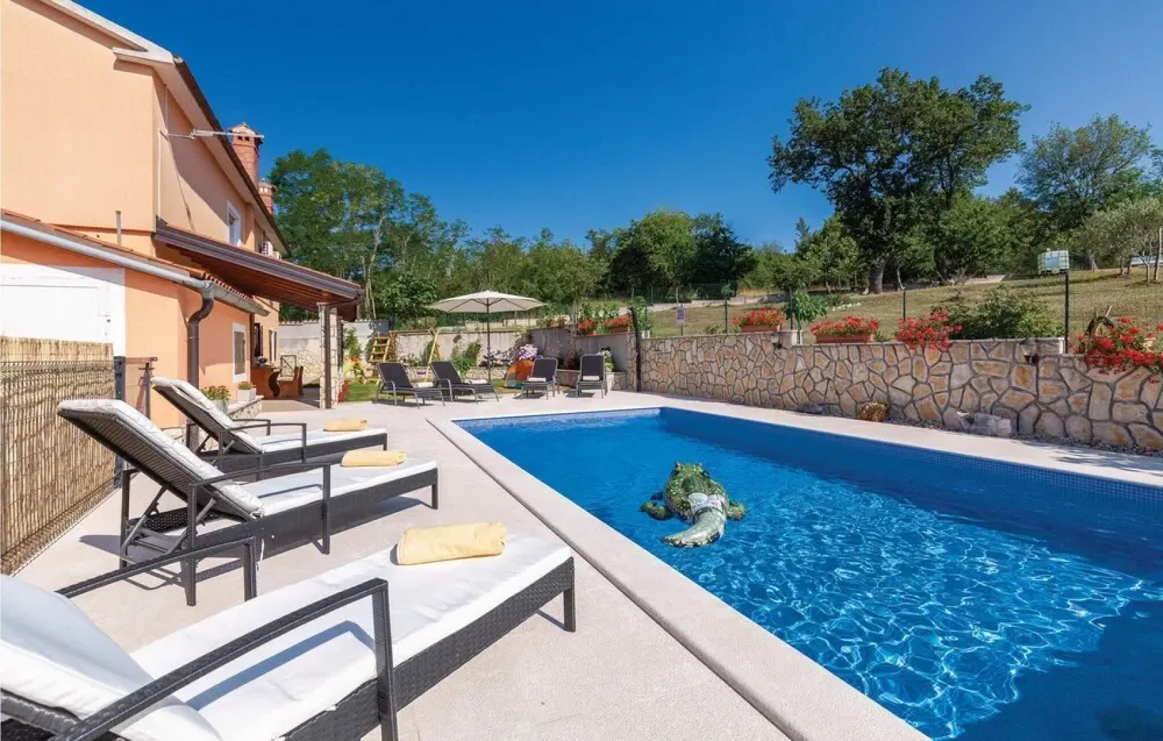 Amazing Home in Sumber With Wifi and 4 Bedrooms