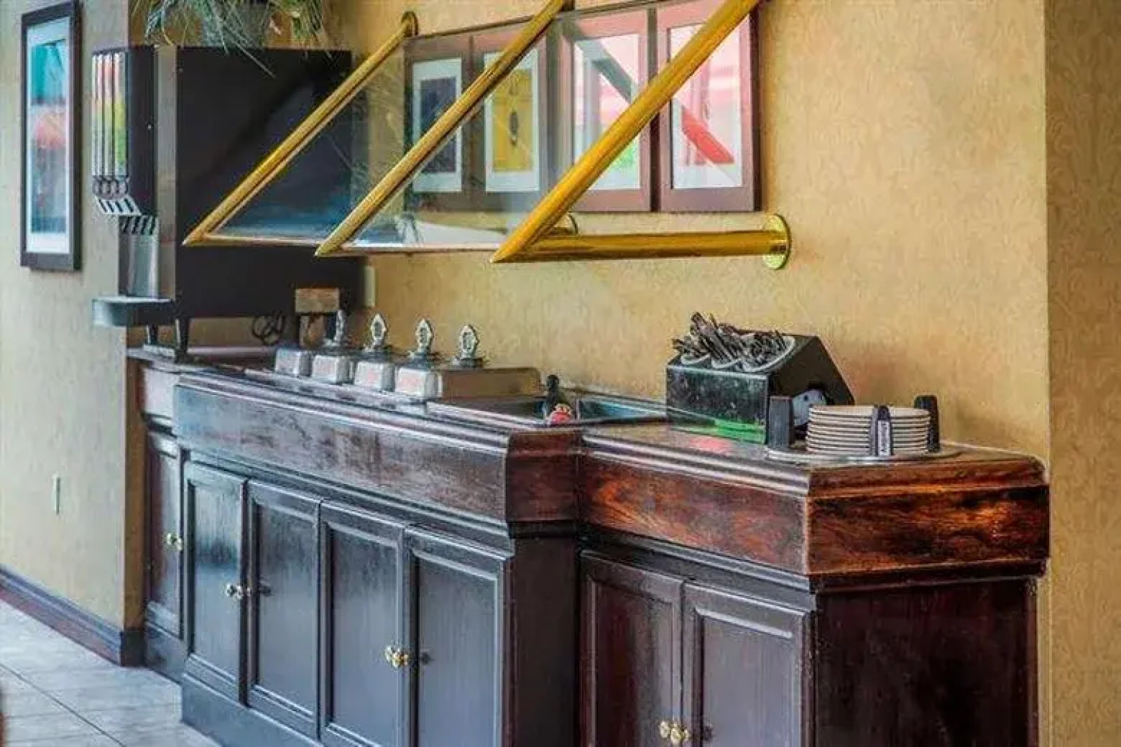 Cloverleaf Residence Suites