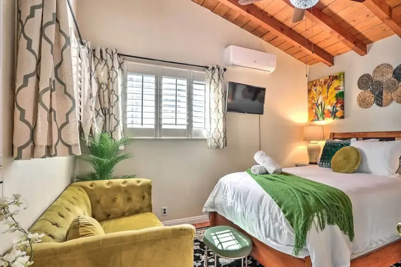 1 Mi to Lake Gregory: Boho Crestline Cabin