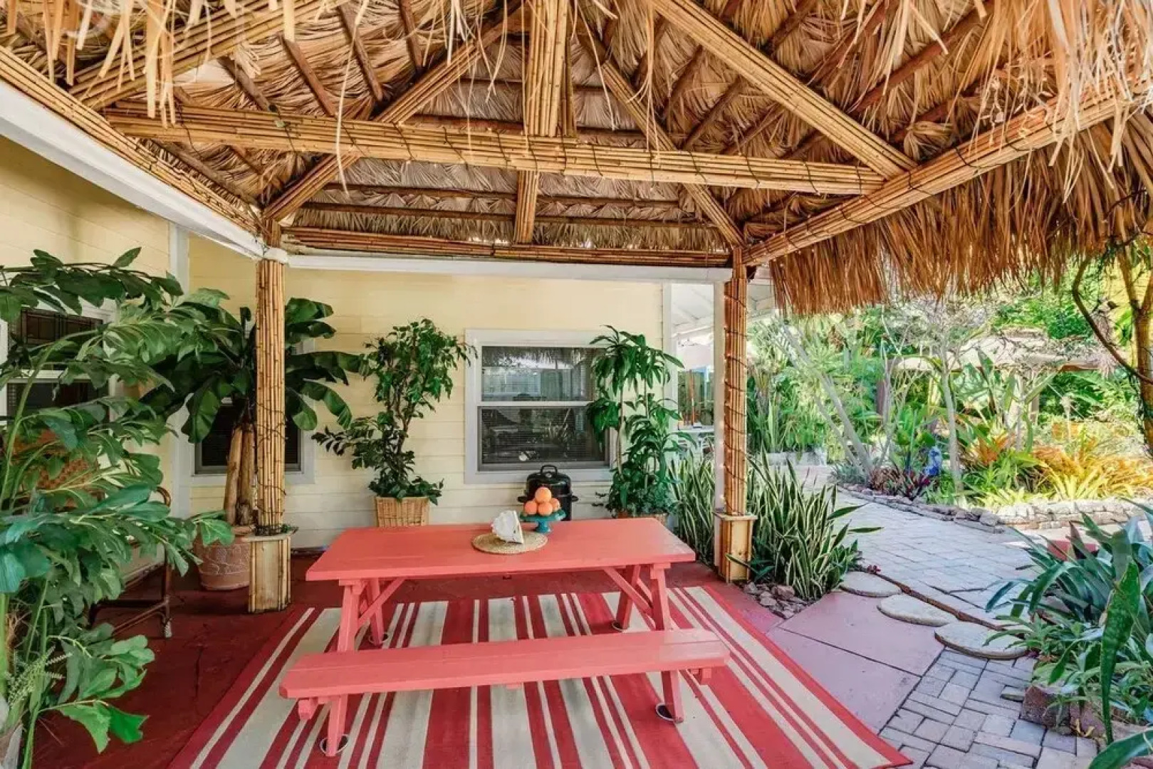 The Secret Garden - The Cottage Near Beach, Shops, Restaurants, Pet Friendly, Close to Lucerne Ave!