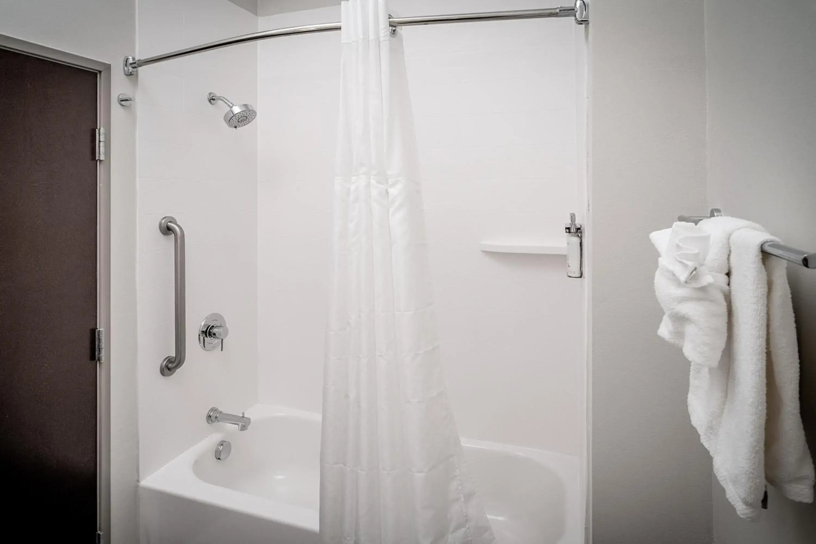 Holiday Inn Express and Suites Fairmont by IHG