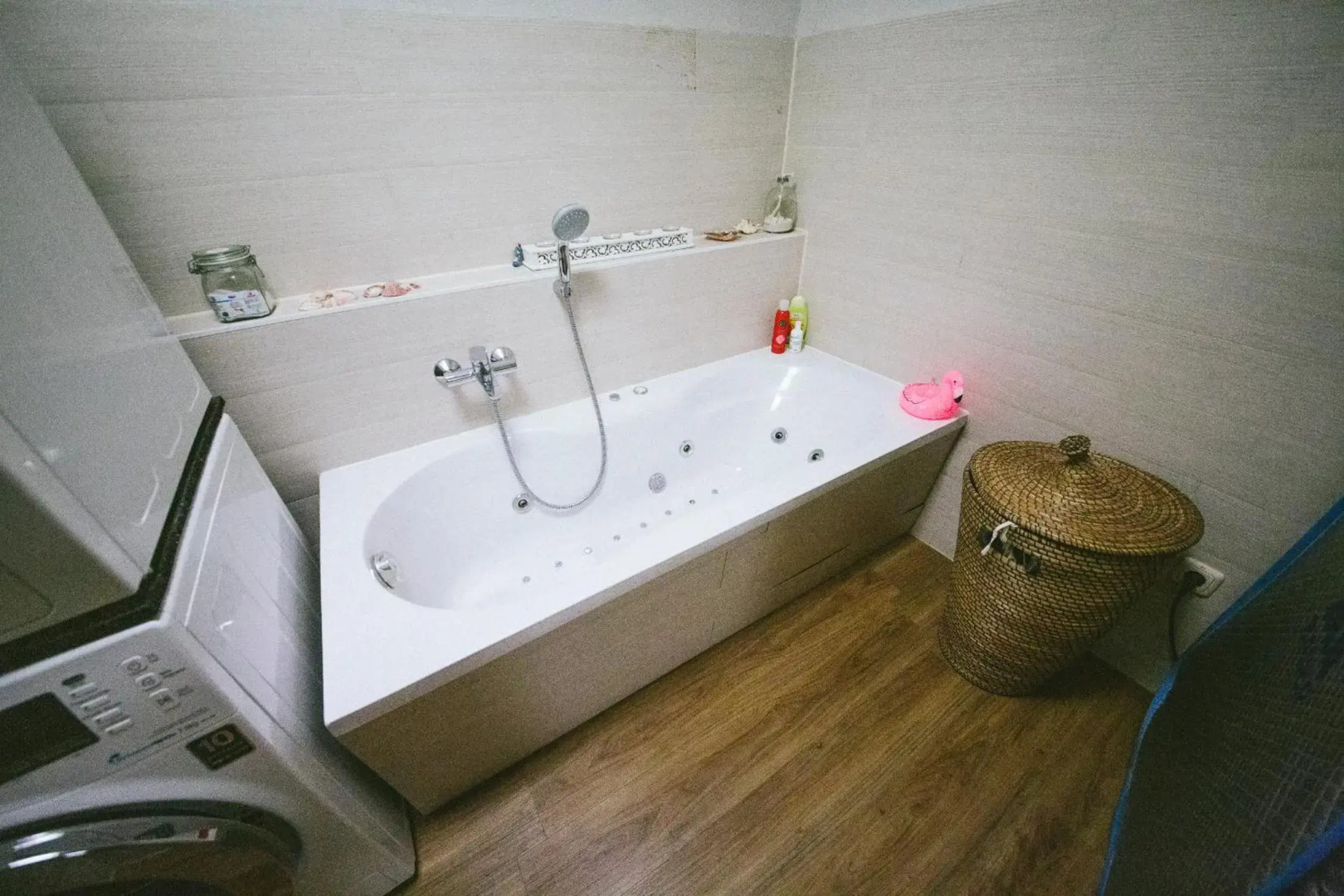 Whirlpool, Fußbodenheizung, Nintendo NES, Netflix, Wintergarten & Workspace