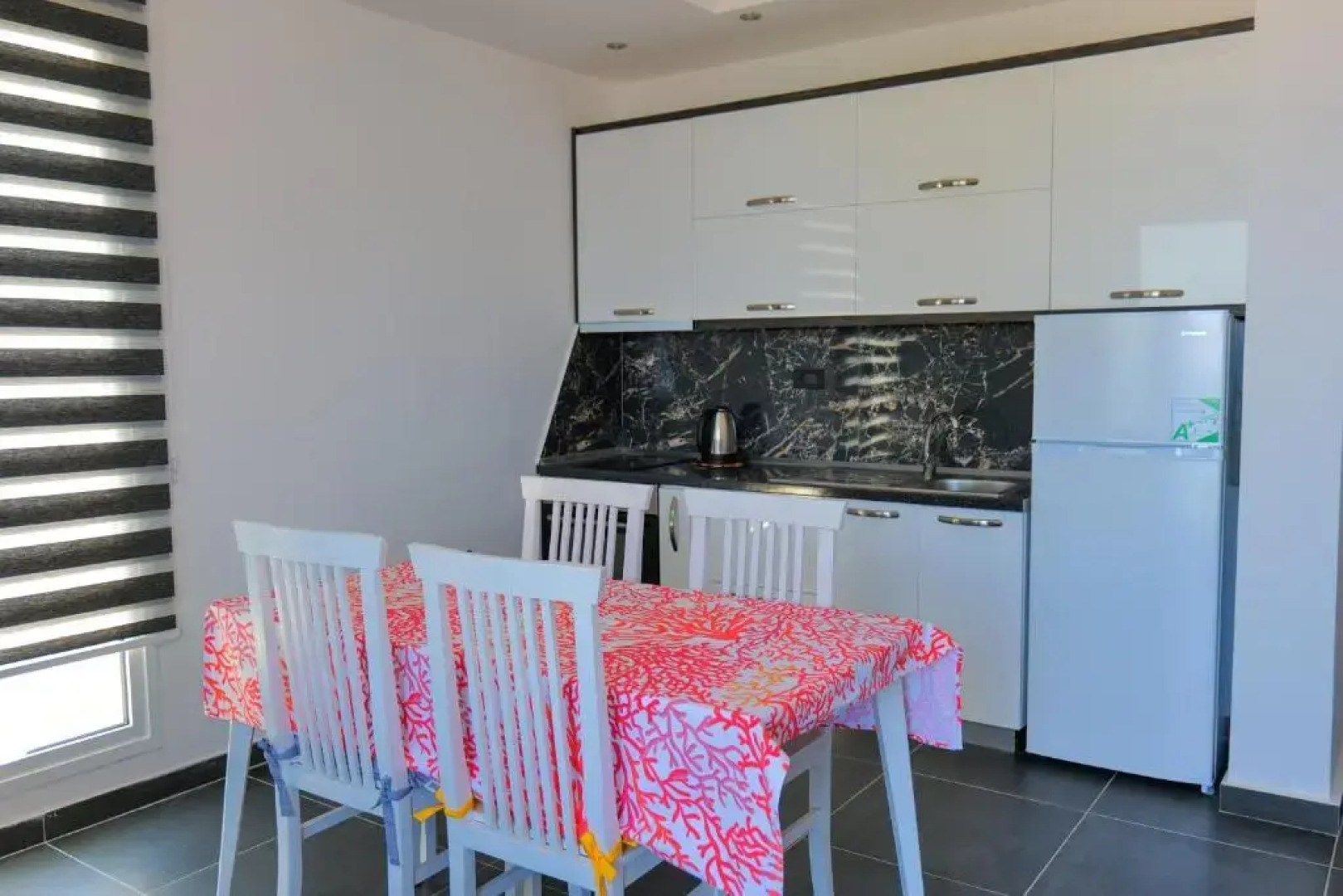 The Peak Hotel & Lounge