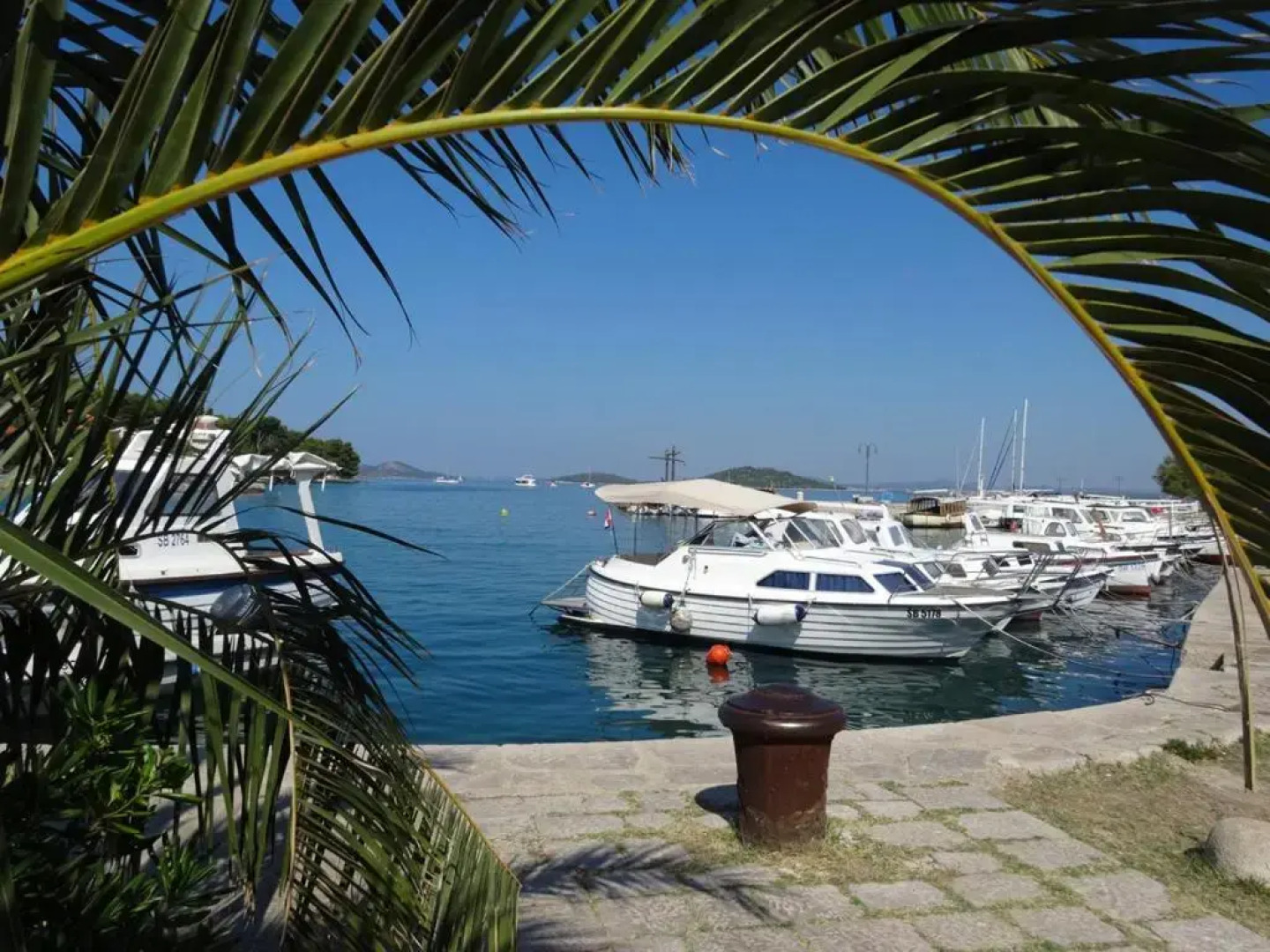 D HOUSE authentic Zlarin house, relaxing courtyard and terrace