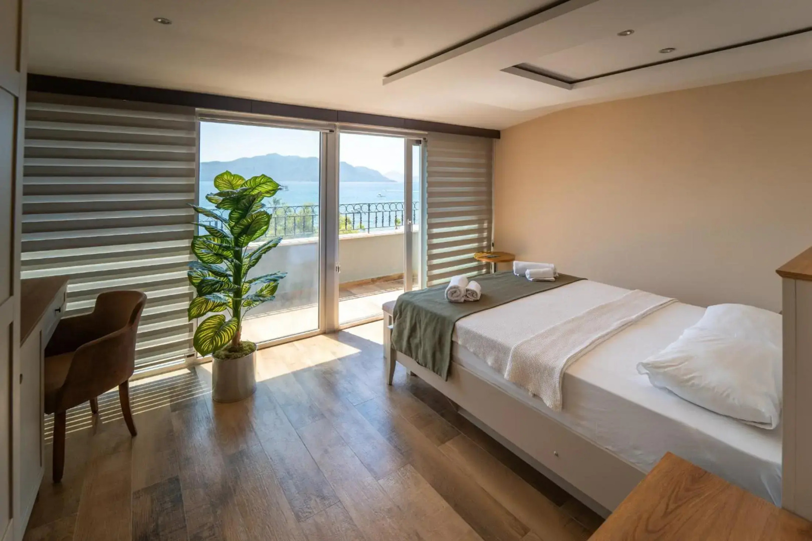 Aurasia SeaSide Hotel