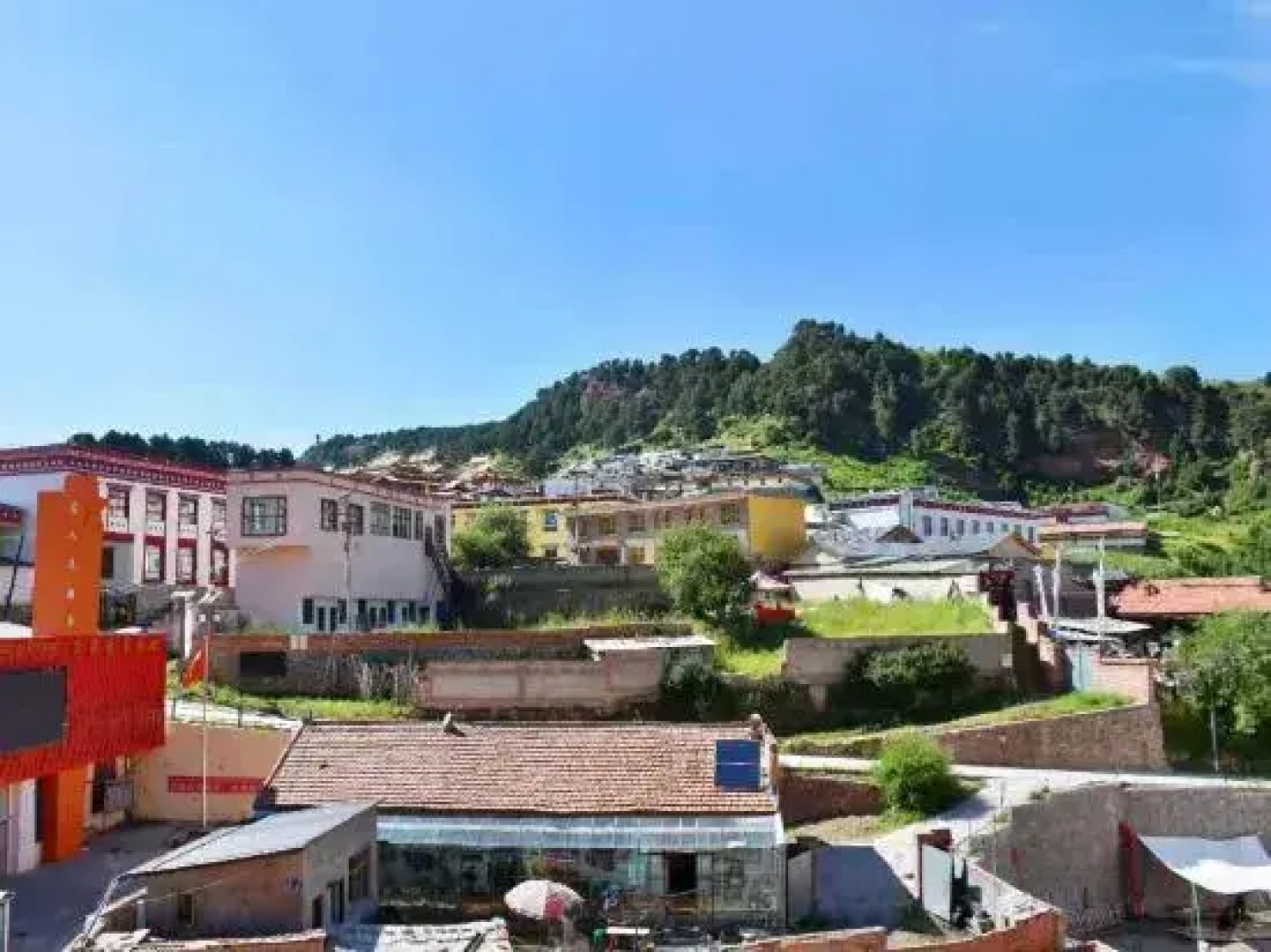 Luqu Lvzhouyuan Inn