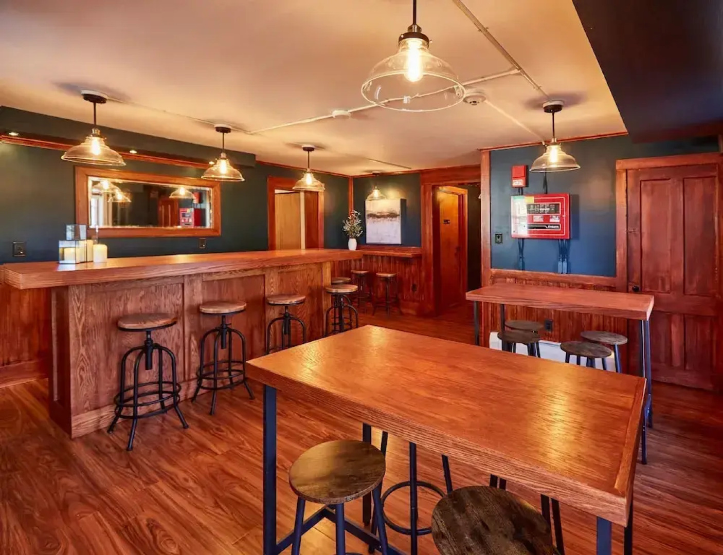 Home Near Hiking Biking w Hottub 6 Bedrooms