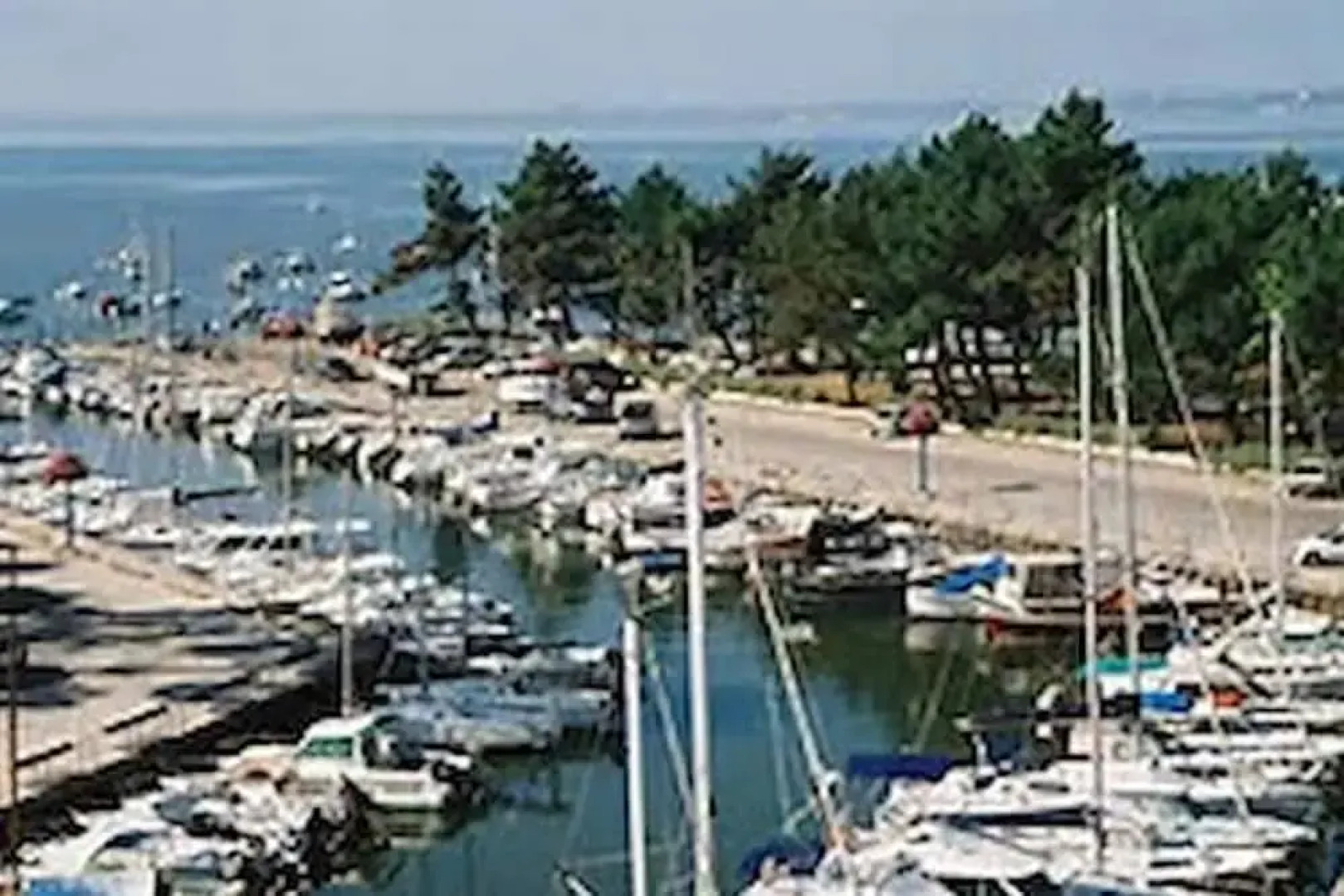 Apartment With one Bedroom in Andernos-les-bains, With Enclosed Garden - 2 km From the Beach