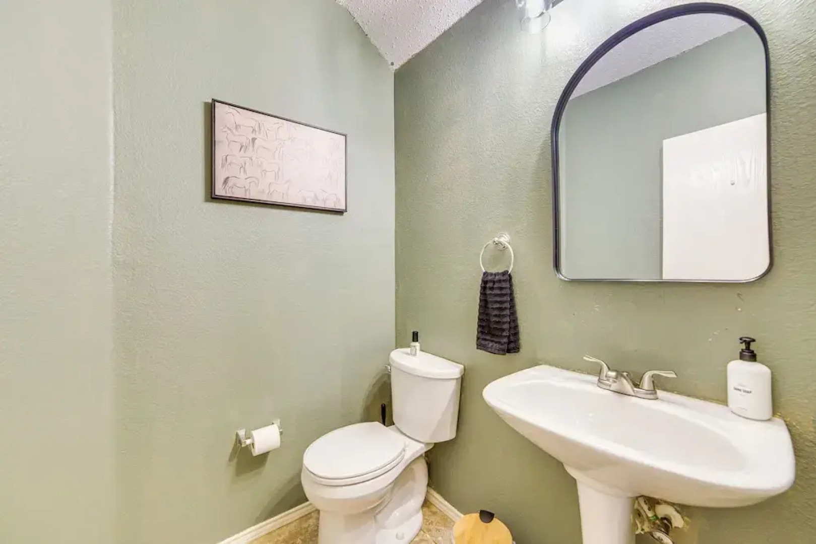 Game Room, Hot Tub & Pool! Grand Prairie Getaway