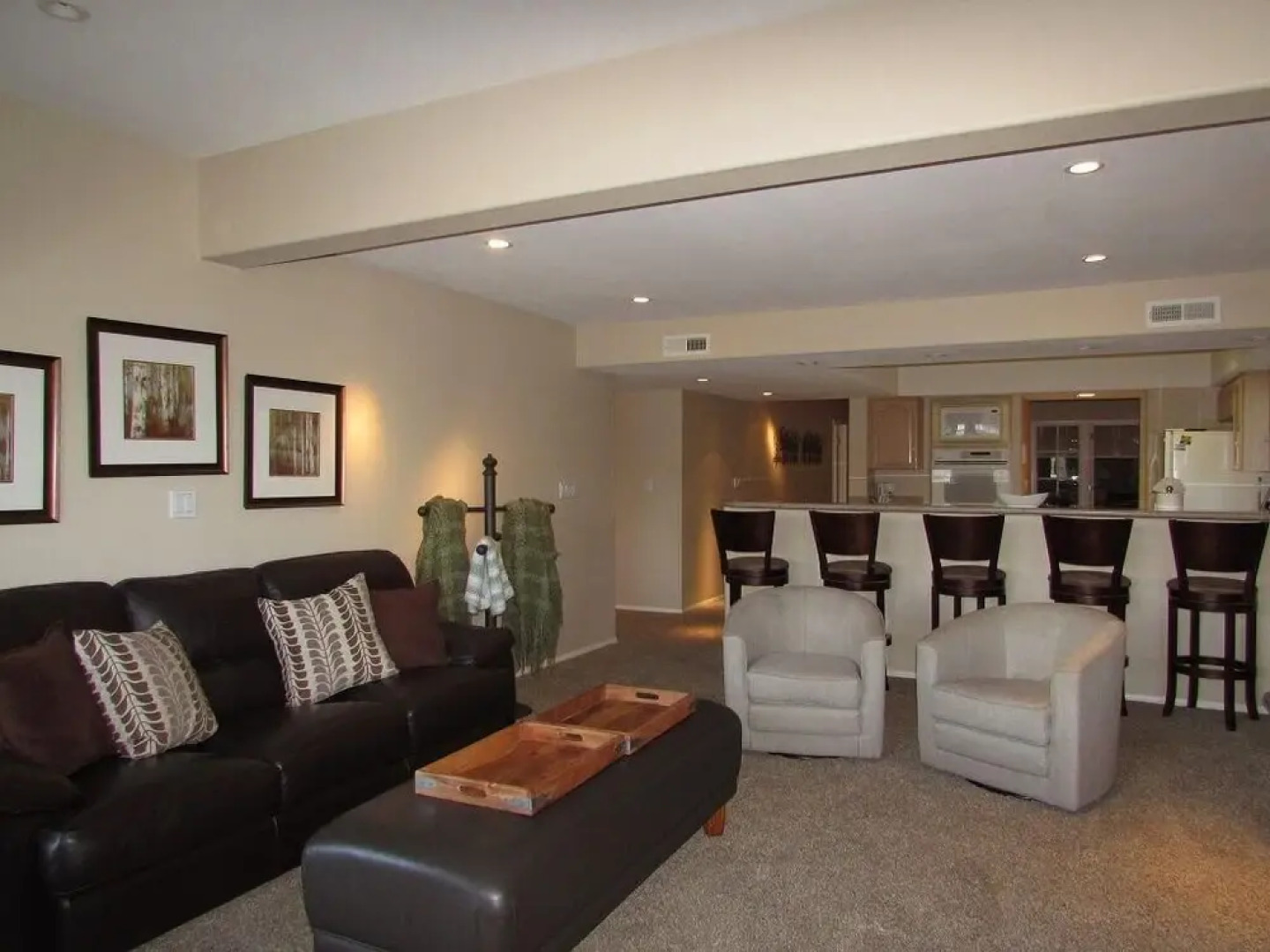 032 - Lakefront Village Escape