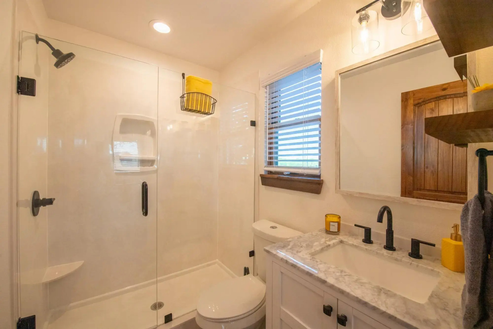 The Goldfinch Cabin (15 MIN to Magnolia & Baylor)