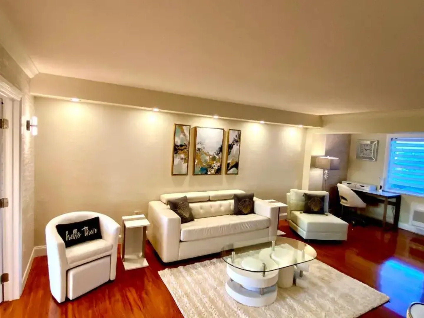 Modern waterfront apartment with pool and free parking 5 mins drive to Miami Beach