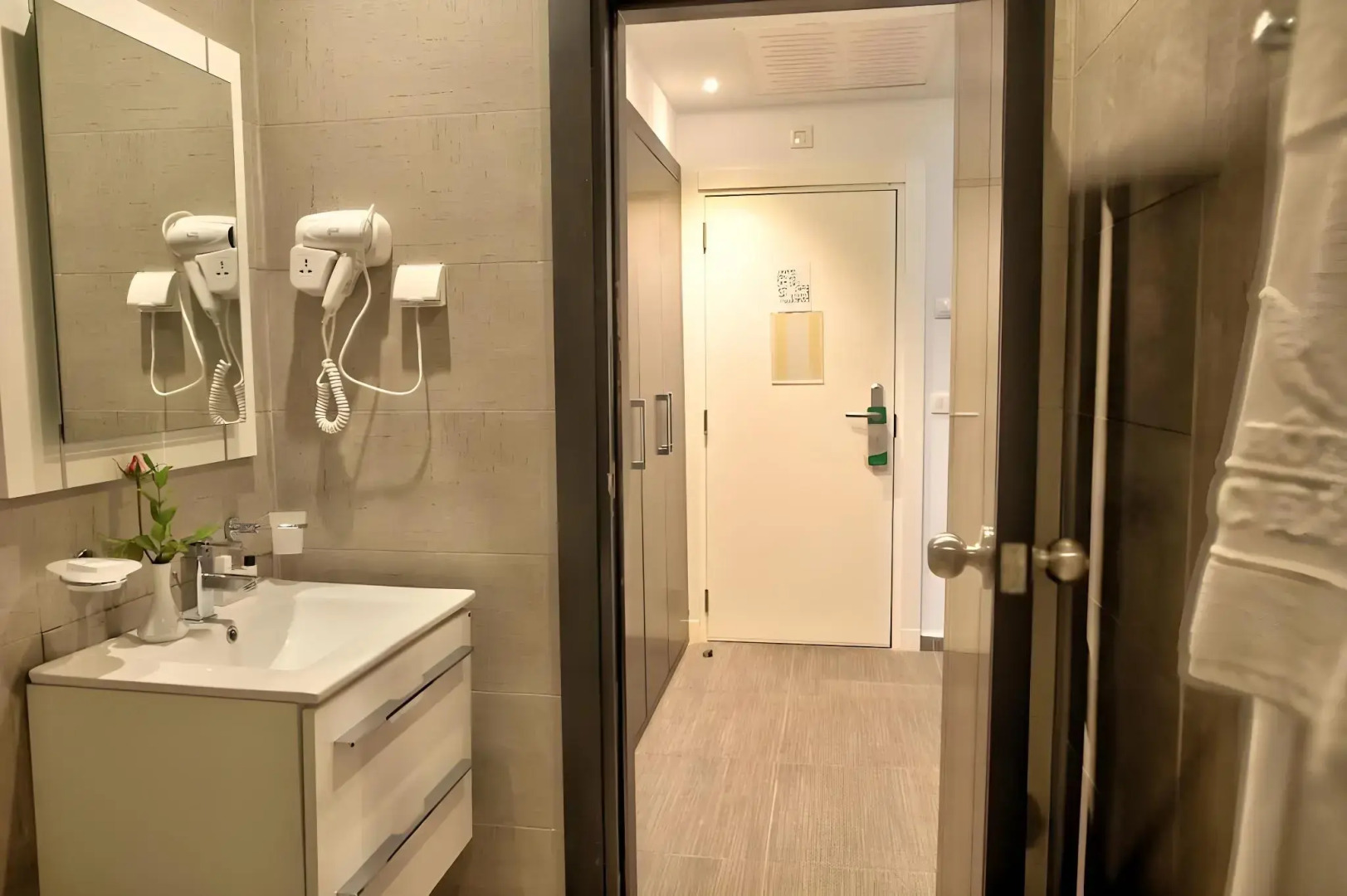 Hôtel Lac Léman, LES BERGES DU LAC