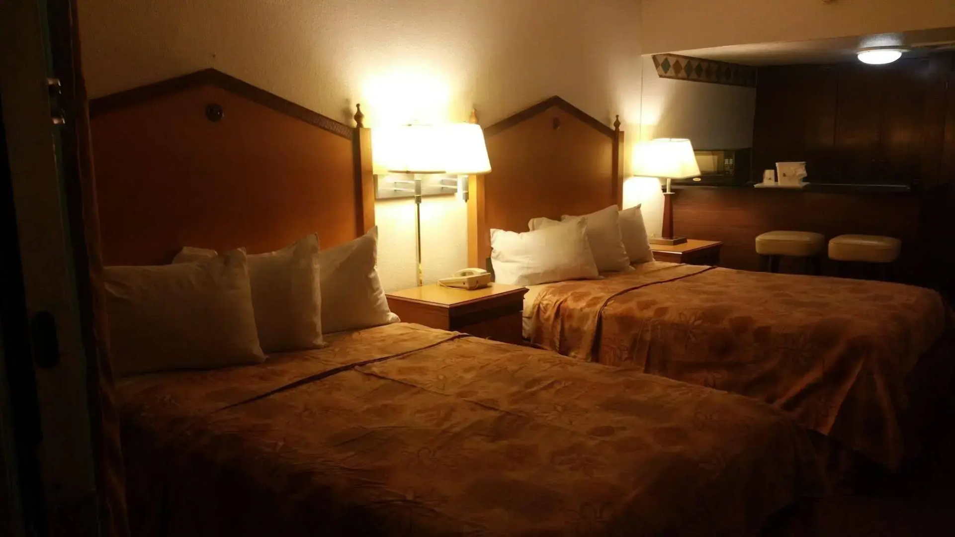 Econo Lodge Inn & Suites
