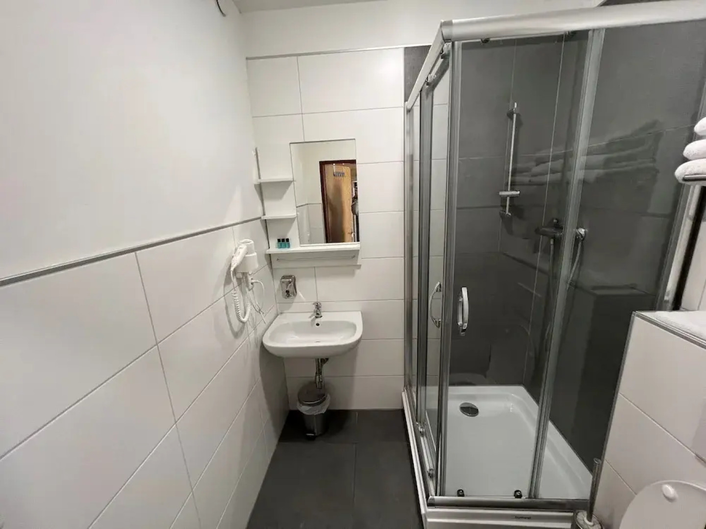 F Hotel 24h Check-In