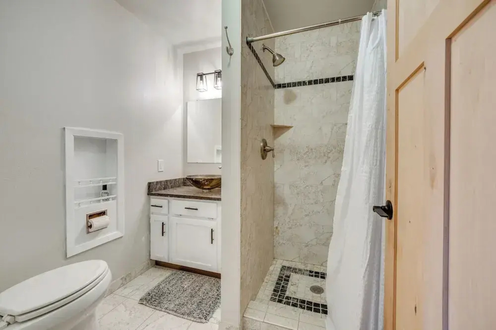 Mtn-view Getaway w/ Spacious Deck in Republic!