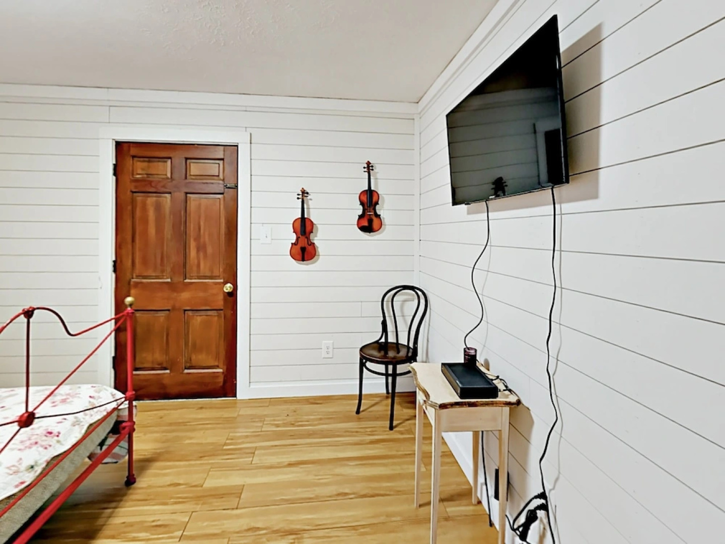 Retro-chic 1920s Bungalow - 2 Bedroom Cabin